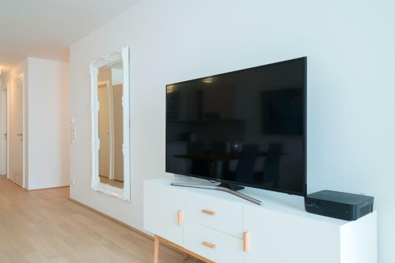 | Spacious Serviced In Directly At The U4 Apartment *